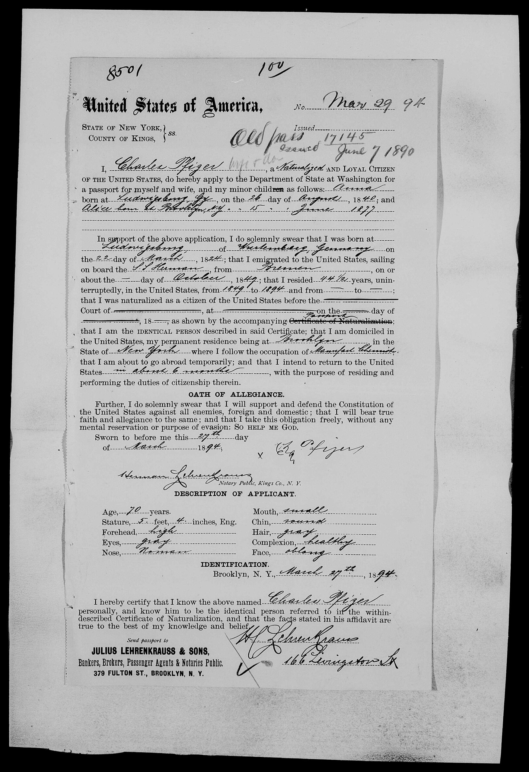 Ausschnitt aus Charles Pfizers Antrag auf einen US-Pass aus dem Jahr 1894, einschließlich der Erwähnung seiner grauen Augen und Haare. (Zum Vergrößern, Bild bitte anklicken)