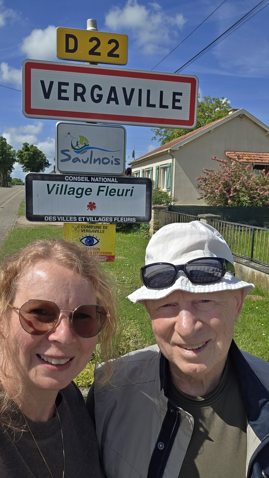 Anne und ihr Vater Aloysius Dieudonne am Ortsschild von Vergaville