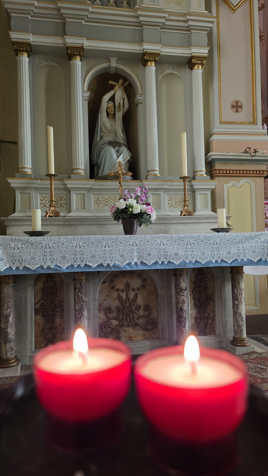 Zwei brennende Kerzen in einer Kirche