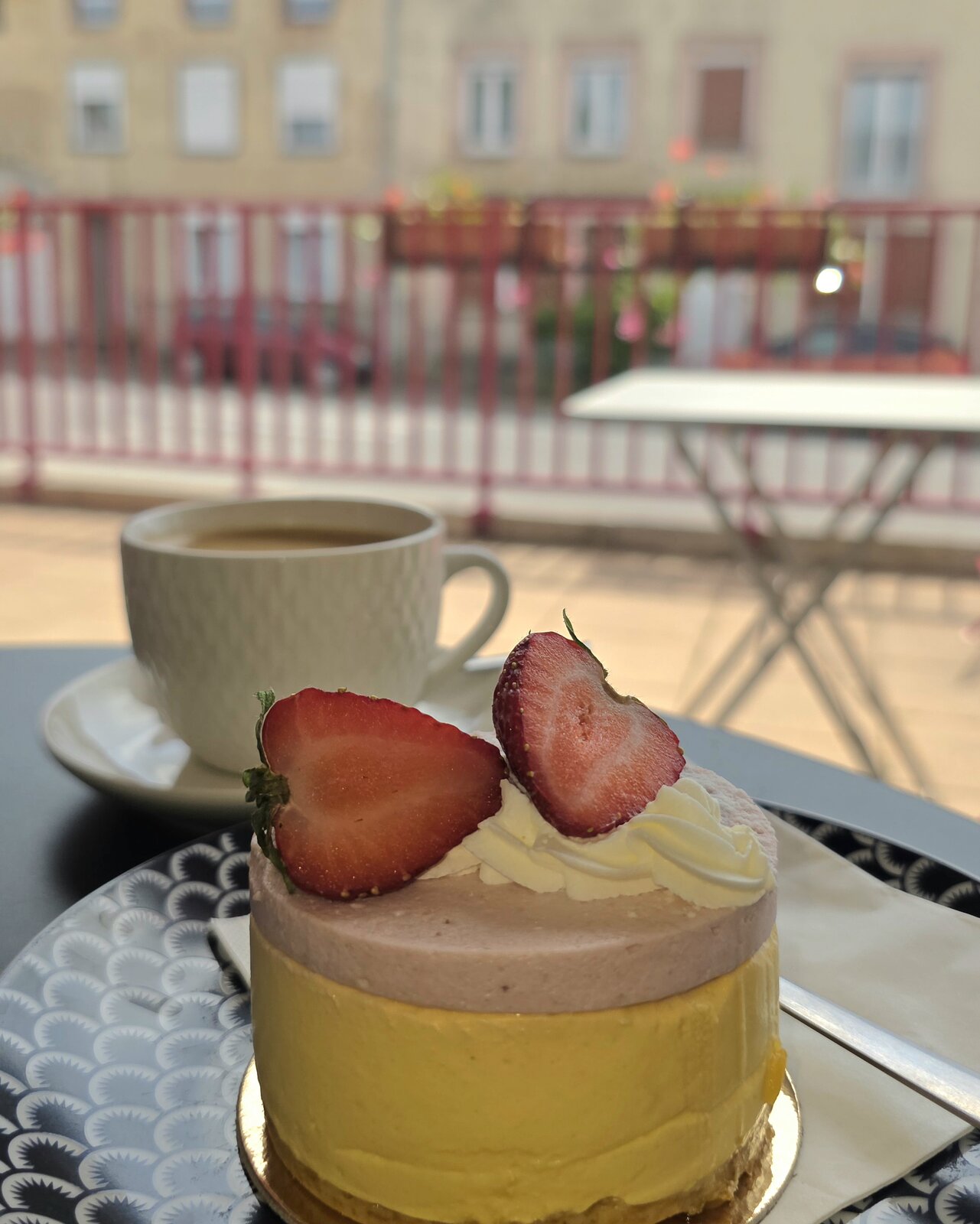 Gemeinsame Pause mit Kaffee und Gebäck unterwegs