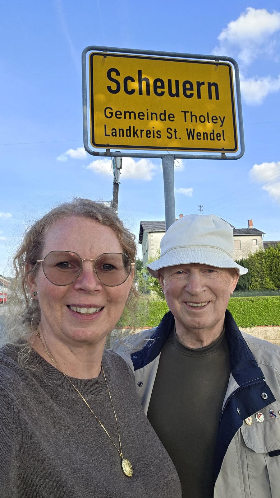 Anne und ihr Vater am Ortsschild von Scheuern
