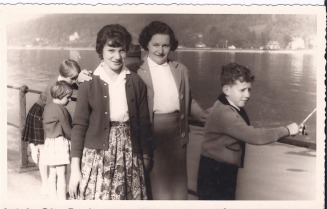 Christinas Großmutter und Mutter mit ihrem Bruder am Bodensee.