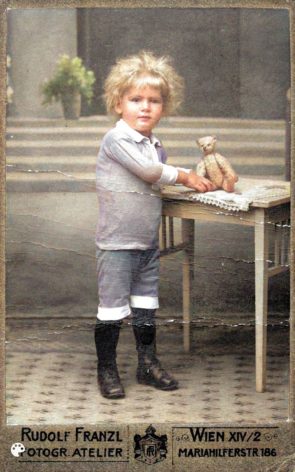 Der fünfjährige Heinz Conrads erstmals in Farbe dank MyHeritage in Color. Quelle: Fotoatelier Rudolf Franzl Wien, 1918, Bezirksmuseum Penzing, Sammlung Conrads.