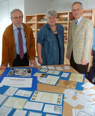 RuthDecker v.l. Geschäftsführer Josef Grave, Ruth Decker und der Leiter des Arbeitskreises Familienforschung Dr. Ludwig Remling