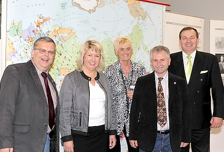 KGS KGS-Schulleiter Uwe Brauns (von links), die Gleichstellungsbeauftragte Karin Garlichs, die Integrationsbeauftragte Ingeborg Eckhoff sowie die Projektleiter Jakob Fischer und Josef Schleicher.