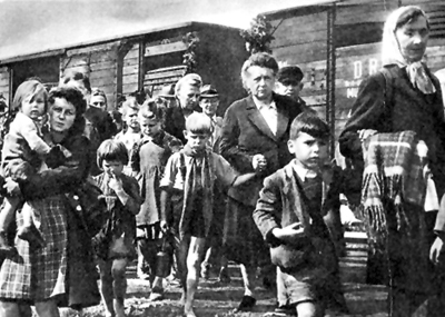 Odsun: Vertriebene Sudetendeutsche warten mit Handgepäck auf ihren Abtransport. Bild: de.wikipedia.org