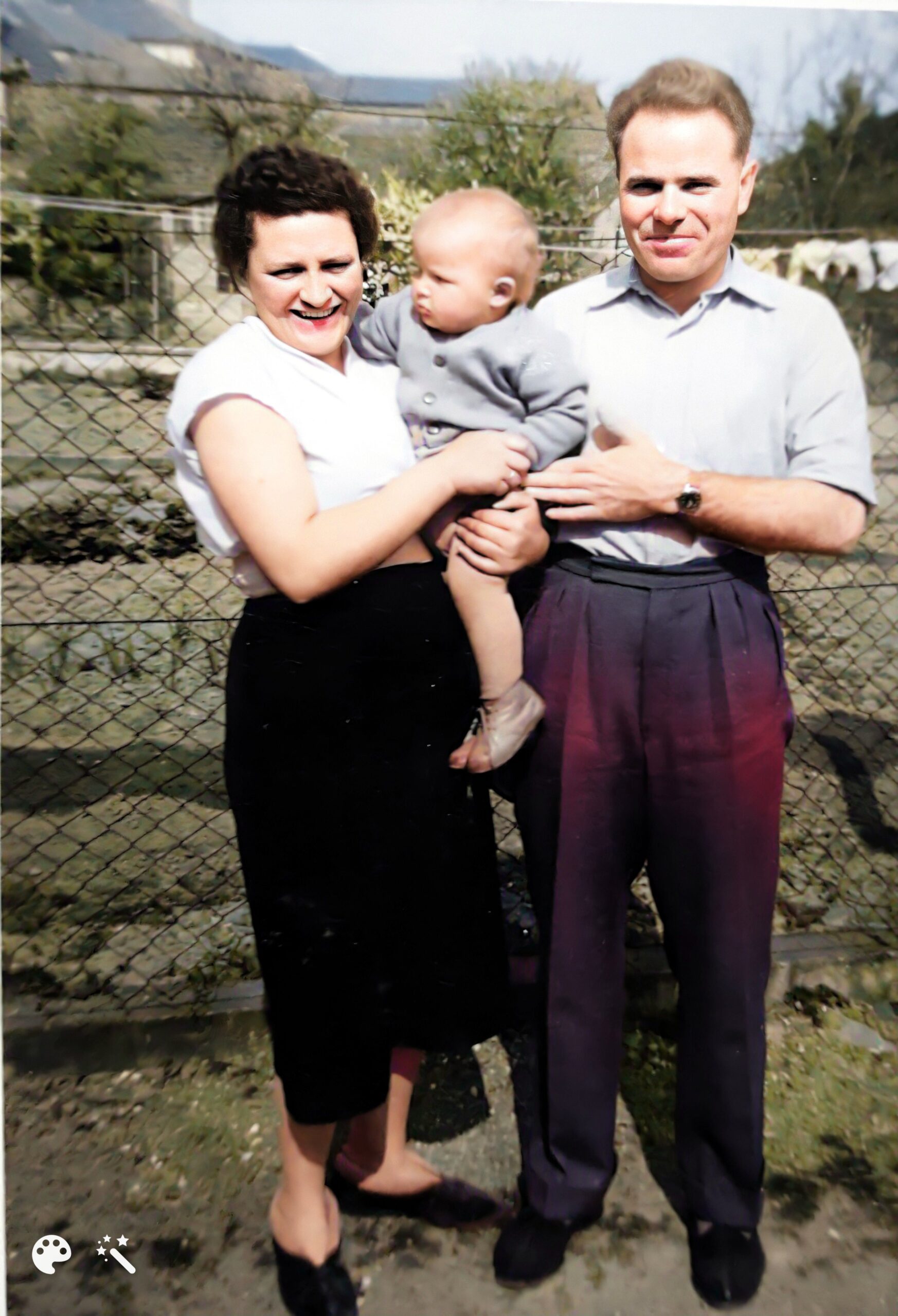 Meine Großeltern und mein Papa als Baby. Foto koloriert und verbessert mit MyHeritage.