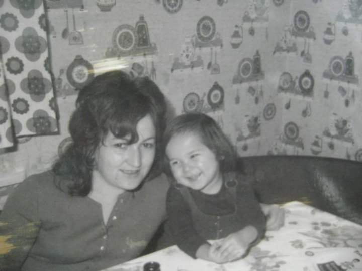 Angelina (cirka 4 år gammel) og hendes mor Elsa