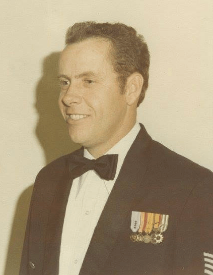 Raes Vater, Woodrow Levell Drowns, als er beim Militär war. ca. 1970.