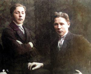 Ernst und Heinrich Karlsson in jungen Jahren – mit MyHeritage In Color™ koloriert.