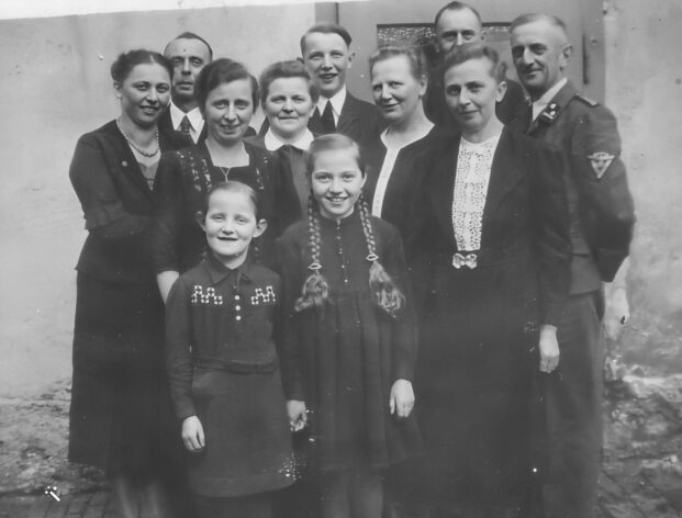 Ein Teil der Geschwister Crasser in Rabenstein – Kriegszeit. Das Bild wurde mit MyHeritage verbessert.
