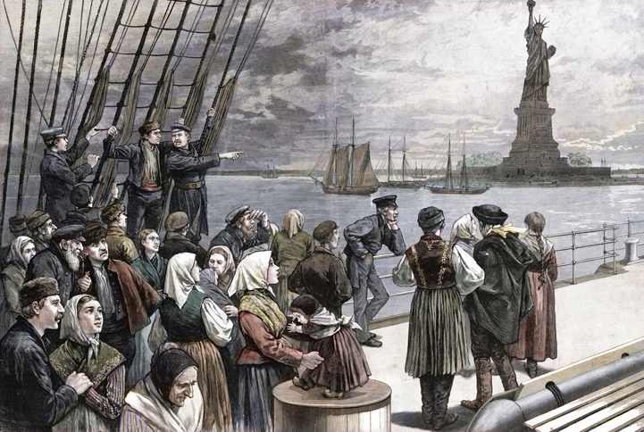 Ein Schiff mit zugewanderten Passagieren bei der Ankunft in New York.