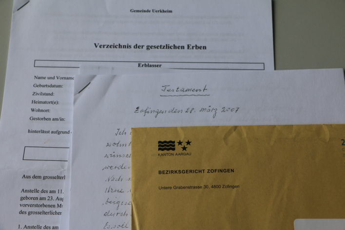 Der Brief des Bezirksgerichts mit Erbenverzeichnis und dem handschriftlichen Testament von Erbtante Margrit.