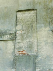 Inschrift an einem der Gebäude des Hofes, die auf Polnisch von den Kämpfen am 4. und 5.Dezember berichtet.