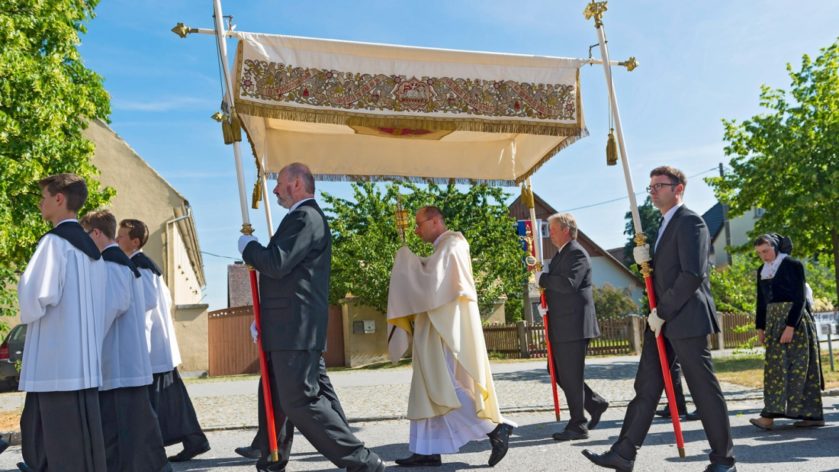 Katholische Sorben nehmen in der Lausitz an einer Prozession zum Fronleichnamsfest teil]