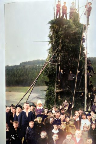 Osterfeuer in Bad Fredeburg, Aufnahme vor dem 2. Weltkrieg – koloriert mit MyHeritage In Color. Quelle: Oihlske Poiskefuier Bad Fredeburg.
