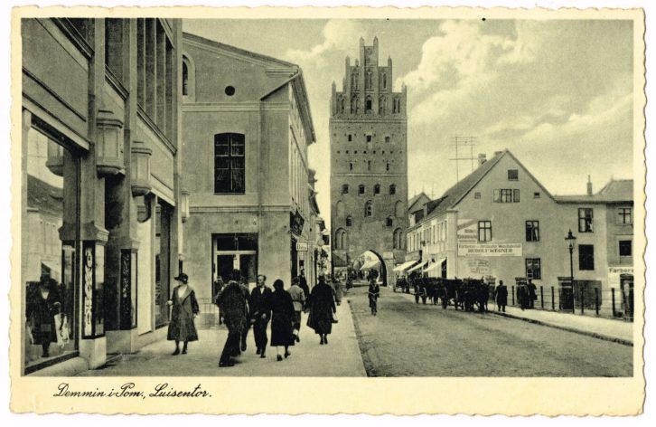 Postkarte aus Demmin von 1927, links zu sehen: Todenhagen-Kaufhaus