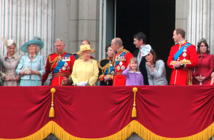 Die englische Königsfamilie auf dem Balkon des Buckingham Palace, 16. Juni 2012. Quelle: Wikipedia.**