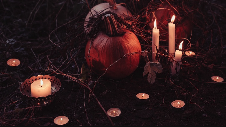 Von Samhain bis zum Tag der Toten: Die Feierlichkeiten zu Ehren unserer verstorbenen Vorfahren rund um den Globus