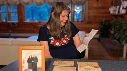 Nach 80 Jahren werden Liebesbriefe aus dem Zweiten Weltkrieg in einem alten Haus gefunden und an die Tochter des Paares zurückgegeben