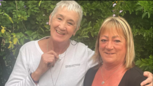 Julie & Julie: Schwestern mit gleichem Namen finden sich nach über 60 Jahren wieder, und die Ähnlichkeiten sind verblüffend