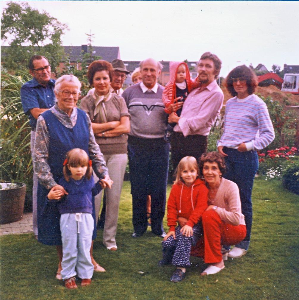 Meine engere Familie im Jahre 1980 - ich bin der Kleine im rot-weiß gestreiften Kaputzenjäckchen.