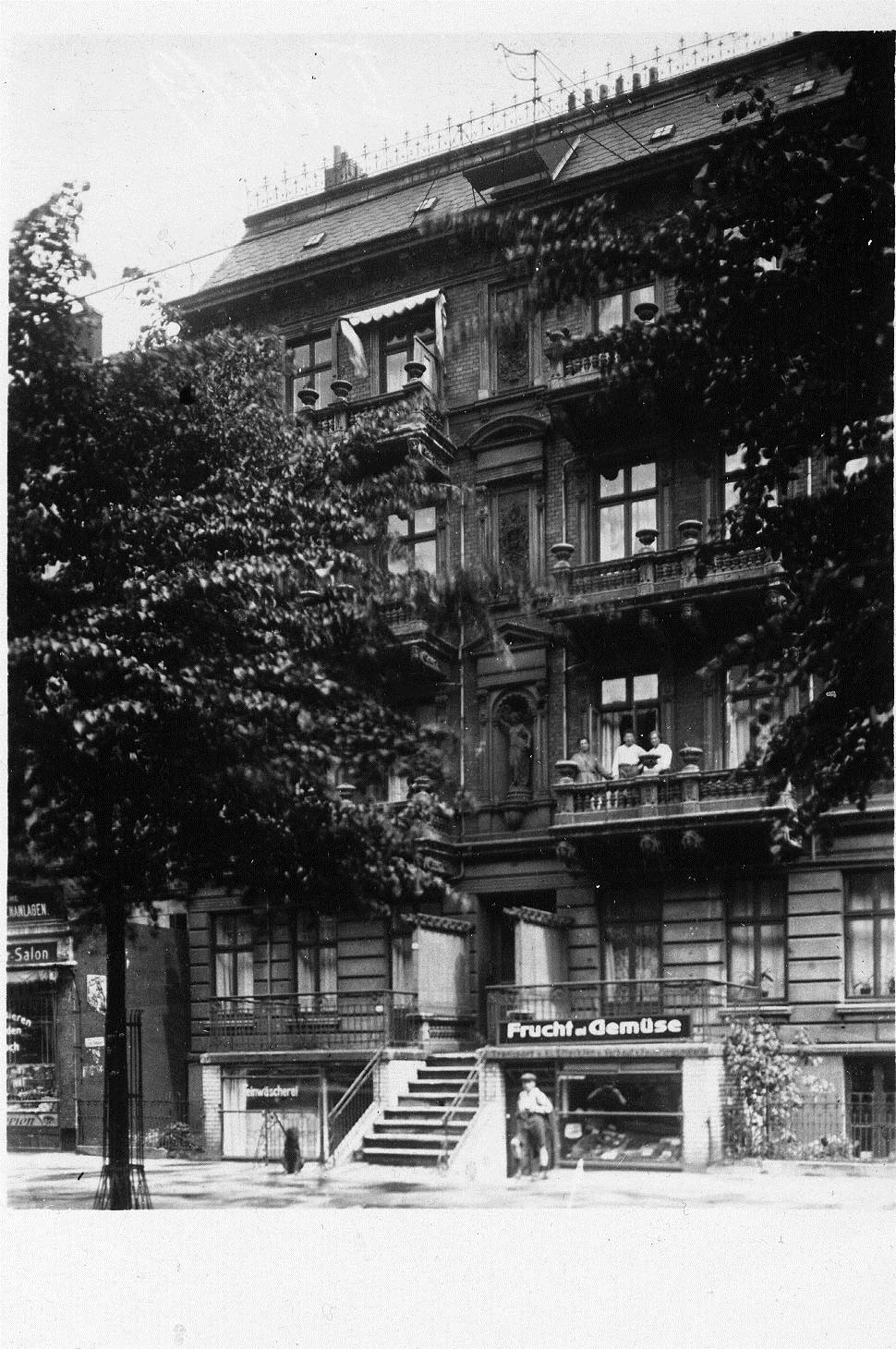Haus des Vaters Das Haus, in dem mein Vater aufwuchs, existiert heute nicht mehr. Im Eppendorfer Weg 40 befindet sich stattdessen eine anonyme Grasfläche. Auf dem Foto sieht man den Balkon (über dem Frucht- und Gemüsegeschäft Barehsel und direkt neben der Mauernische mit der kleinen Statue), wo das bewusste Leben meines Vaters in Minnas Armen und mit Gustav und den Brüdern begann.